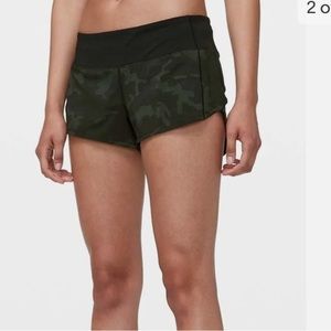 LULULEMON Speed Up 2.5” Shorts Mid Rise, Incognito Camo Green/Black Size 6